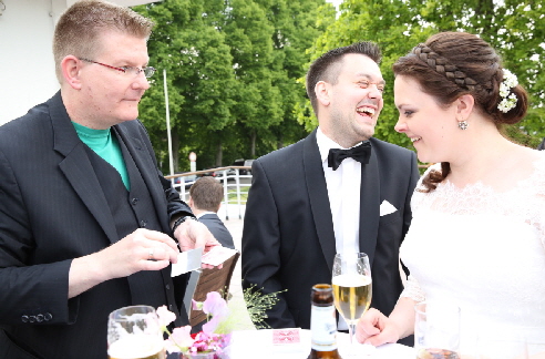 Zauberer-Hochzeit-NRW-am-Tisch